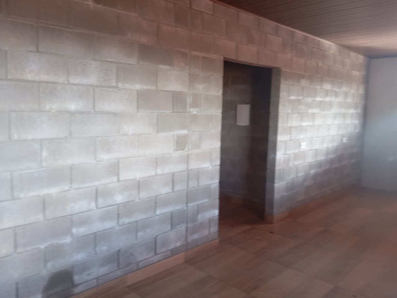 Parede interna executada com blocos de concreto COSAN
