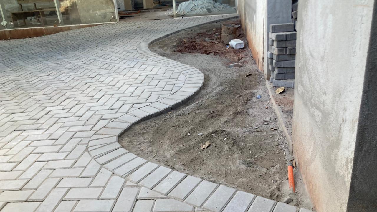 Paver de concreto aplicado em área externa com acabamento curvo